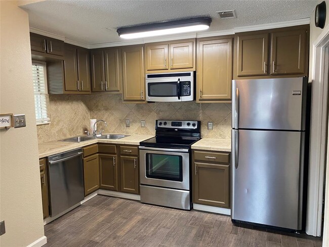 Building Photo - 1442 Meadowood Village Dr