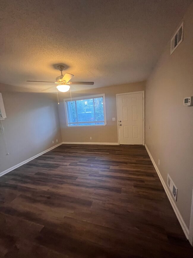 Sala de estar - 715 Reynolds St