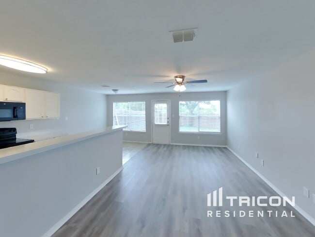 Building Photo - 1532 Pine Ln