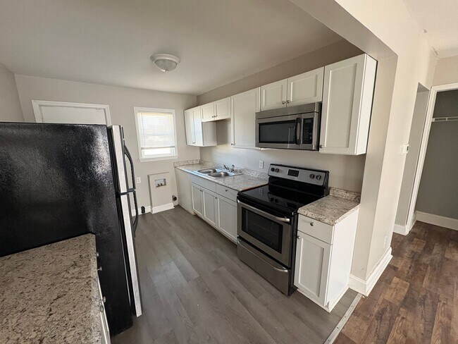 Building Photo - 2 Bedroom available now!!  $900/month!  Updated unit!!