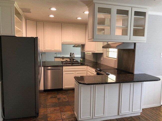 Foto del edificio - Private Lakefront Access, Peaceful neighborhood, Quick Access to I-820
