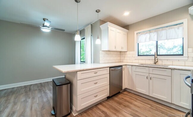 Foto del edificio - 154 Brittany Farms Rd