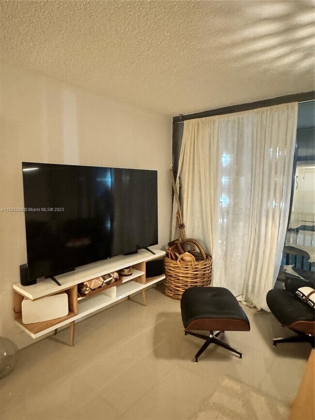 Foto del edificio - 3475 N Country Club Dr