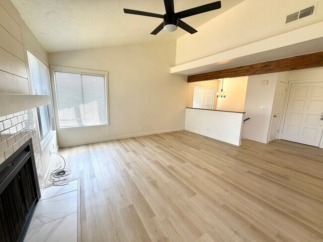 Foto del edificio - Upgraded townhome by Southgate Golf Course - Small dogs allowed
