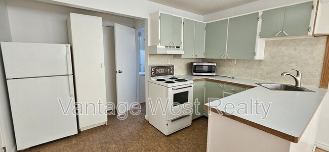 Building Photo - 1480 Leaside Ave
