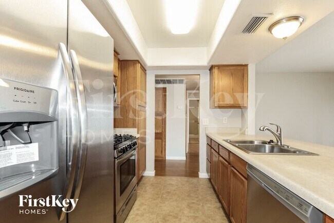 Foto del edificio - 5227 W Hearn Rd
