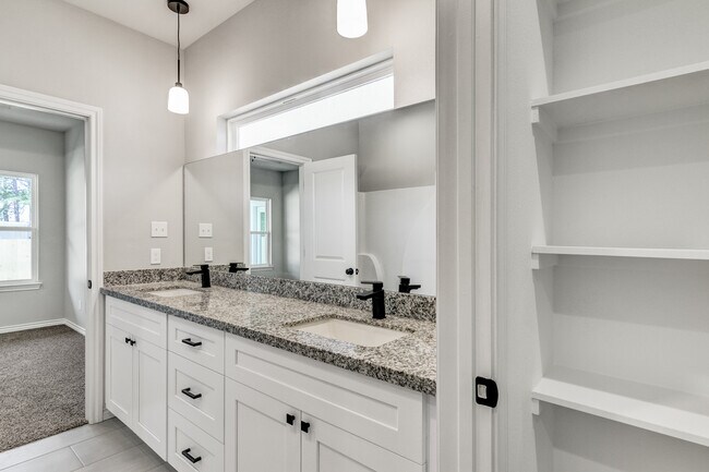 Foto del edificio - 9846 Golden Ln