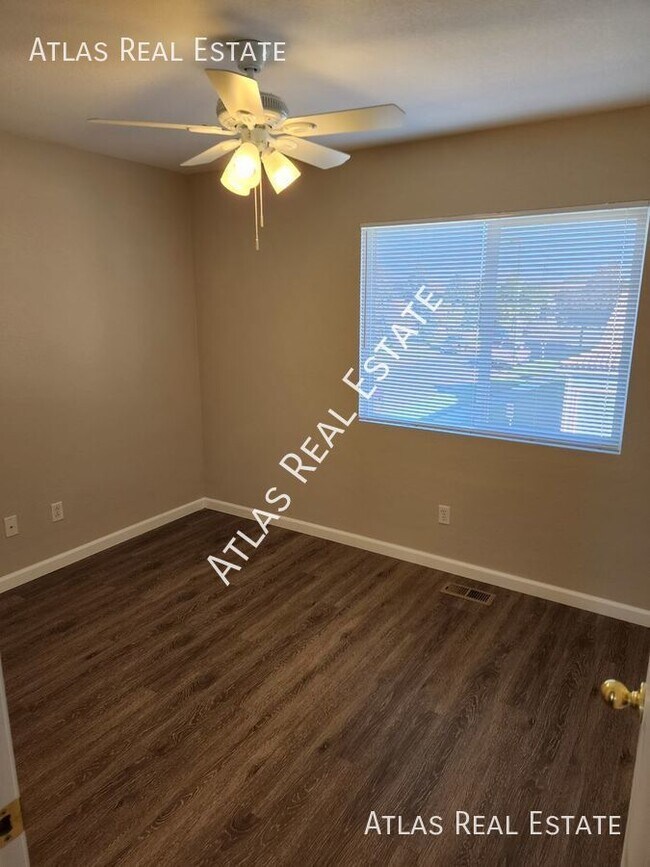 Building Photo - Pristine 3 bed 2 bath home located in Gree...
