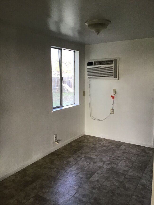 Building Photo - 3 Bedroom Home