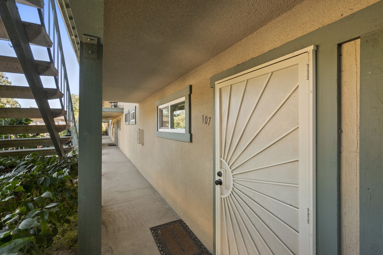 Primary Photo - 4651 Pico St