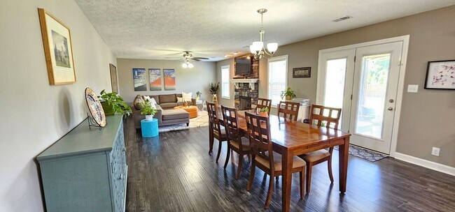 Foto del edificio - 6 Month Lease! Close to Exit 8 I-24! IMMACULATE!! 4 bed/2.5 Bath, 3 car garage/fenced in backyard...