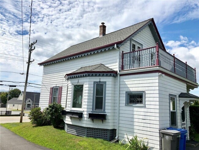 Building Photo - 673 Aquidneck Ave