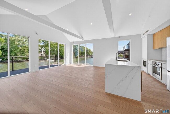 Building Photo - 251 Riverside Ave