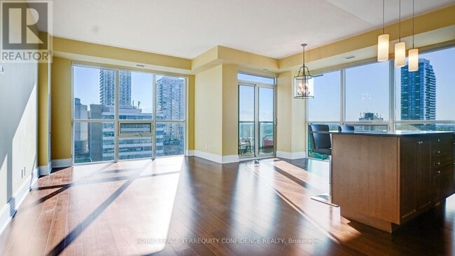 Building Photo - 70 Roehampton Ave