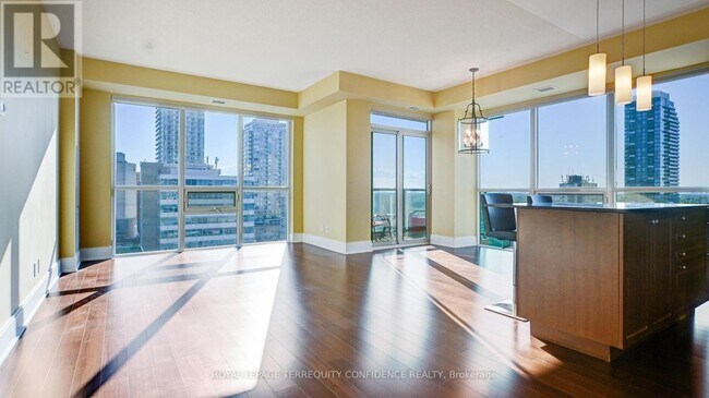 Photo du bâtiment - 70 Roehampton Ave