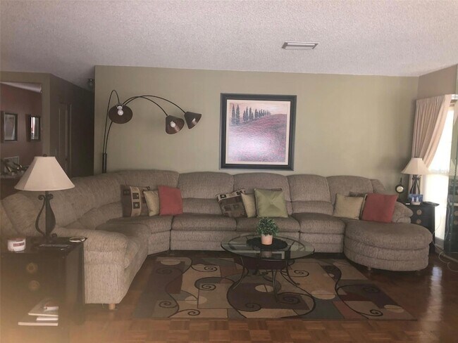 Foto del edificio - 221 Cedarwood Cir