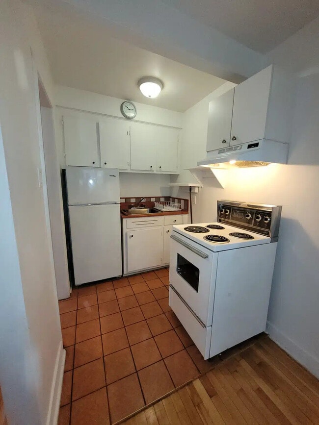 Building Photo - 4343 Av Jeanne-D'arc