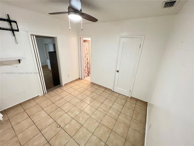 Building Photo - 200 W 53rd Terrace