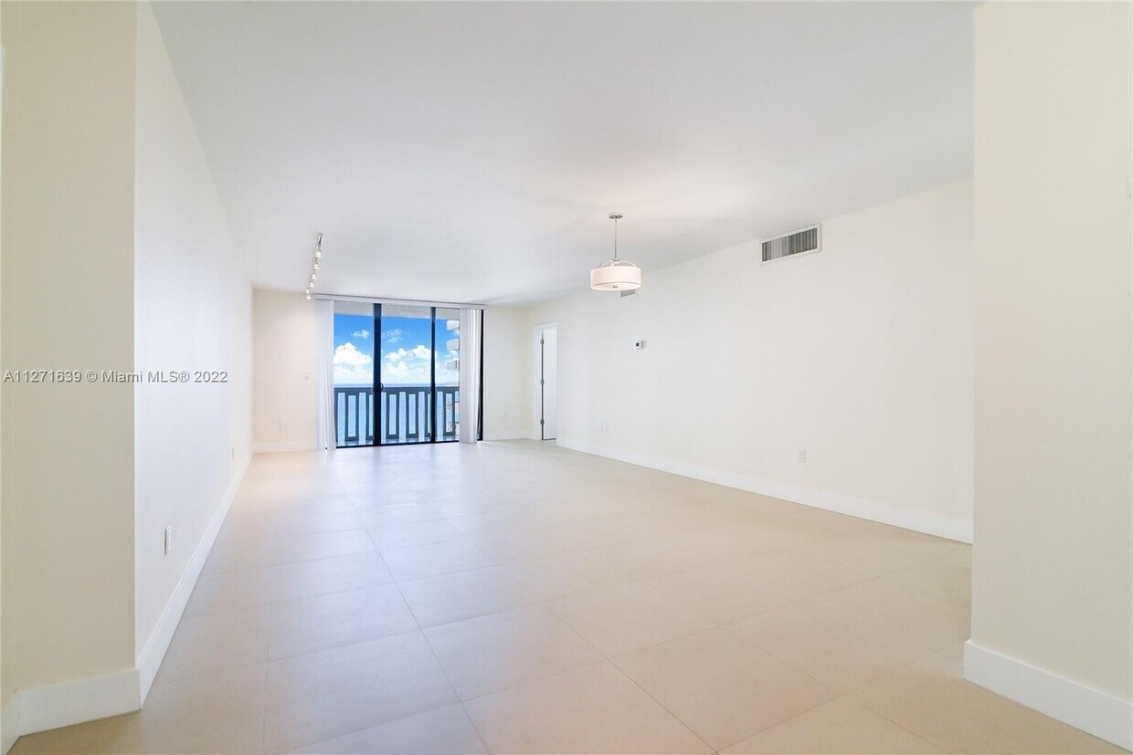 Primary Photo - 9801 Collins Ave