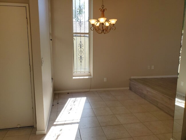 Foto del edificio - Fabulous Fletcher Hills remodeled townhome.