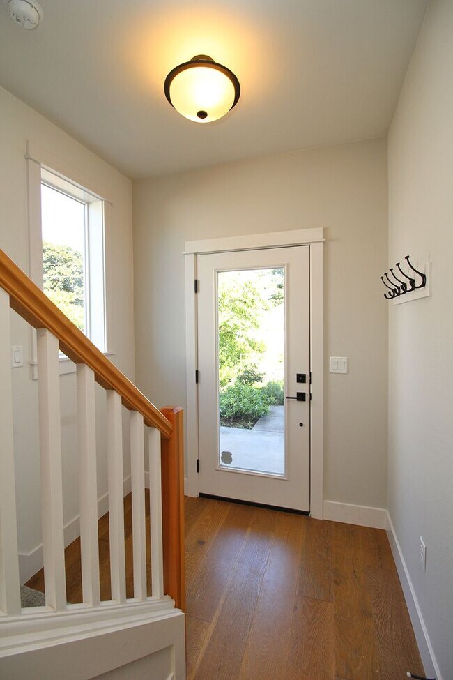 Building Photo - Contemporary 2 Bed/2.5 Bath Townhome in Gr...