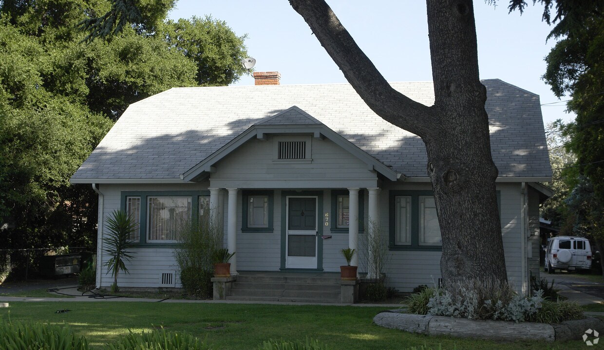 Foto del edificio - 670-672 Hampton Rd