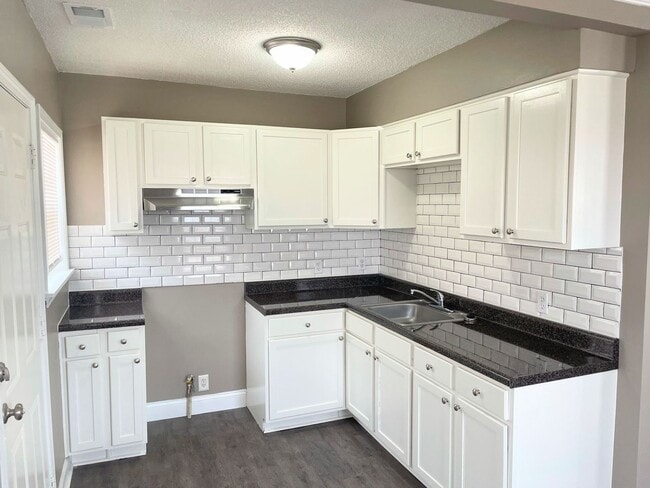 Building Photo - Charming 2 bedroom, 1 bathroom duplex