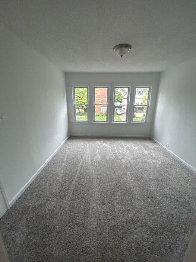 Foto del edificio - Charming 5-Bedroom Property in Prime Location