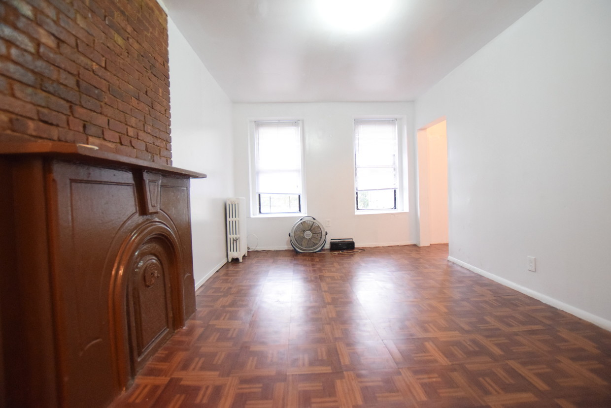 Foto principal - 817 Willoughby Ave