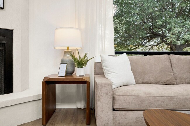 Building Photo - Freshly Renovated Beauty in Prime North Ce...