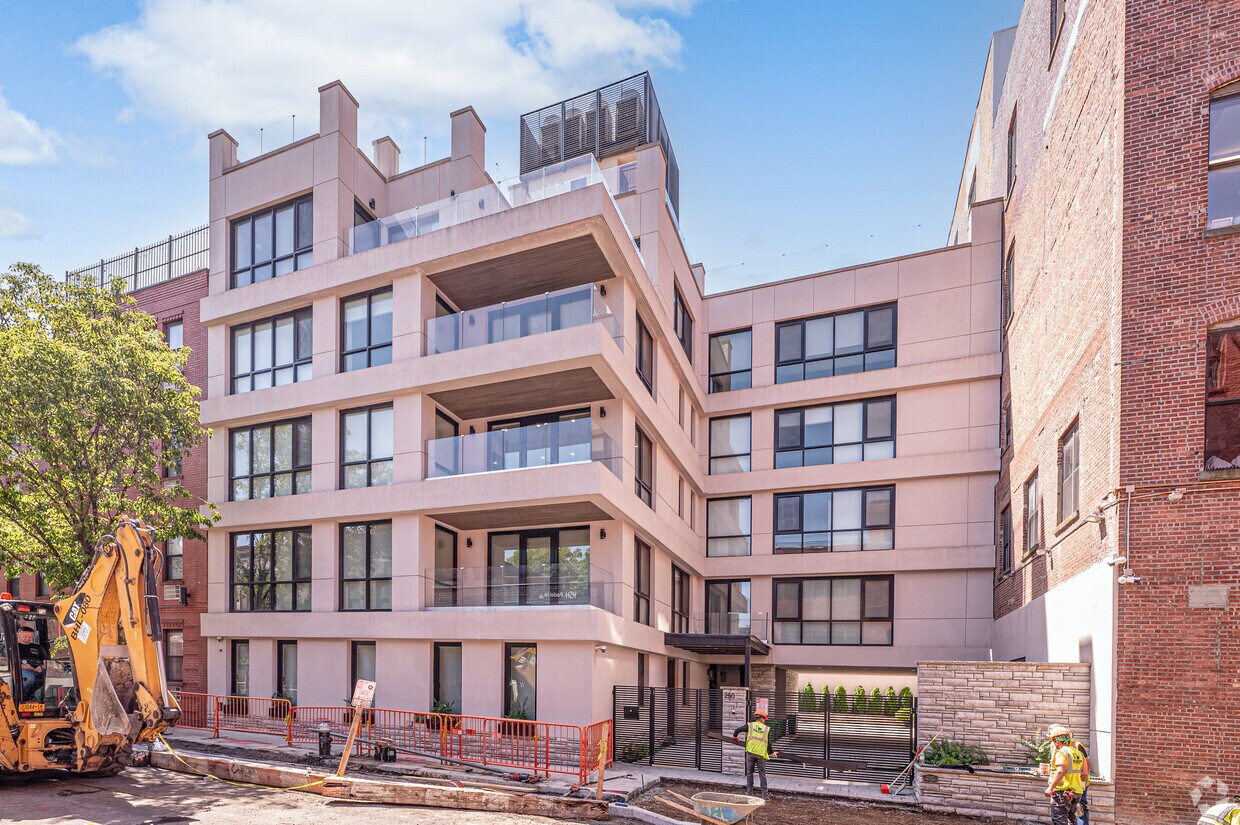 Primary Photo - 250 Water St