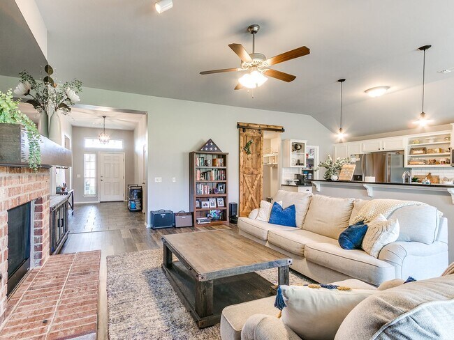 Building Photo - Modern 3 bed/2 bath in Choctaw