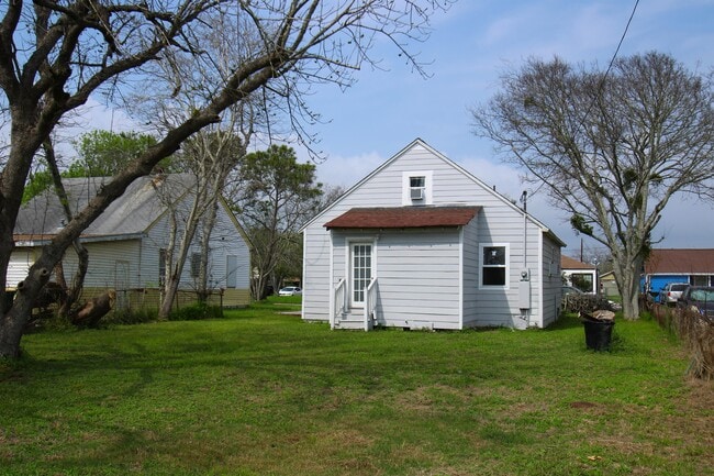 Building Photo - 527 W 6th St