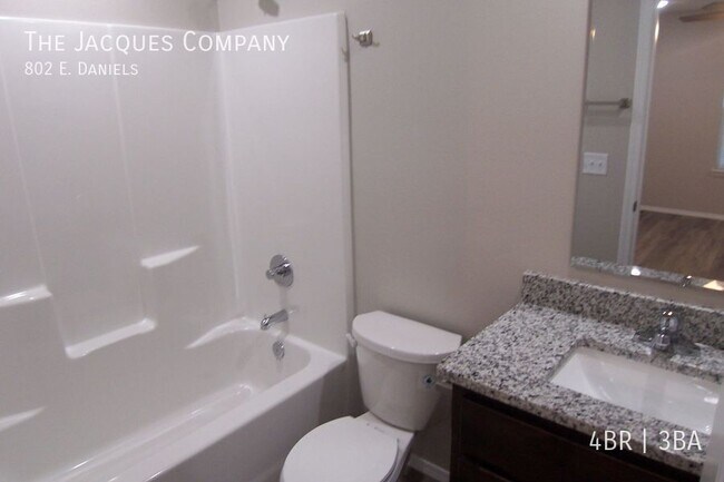 Foto del edificio - 802 E. Daniels-