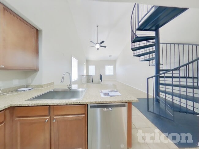 Building Photo - 1353 S Sabino Dr