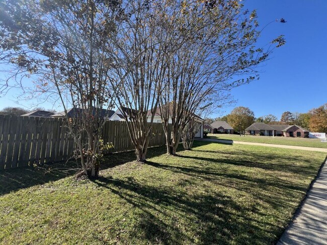 Foto del edificio - Corner-Lot Comfort in Zachary! — Spacious 3BR Home in Ravenwood Subdivision