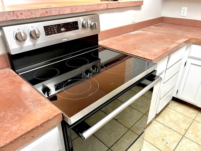 Building Photo - 406 E 31st St