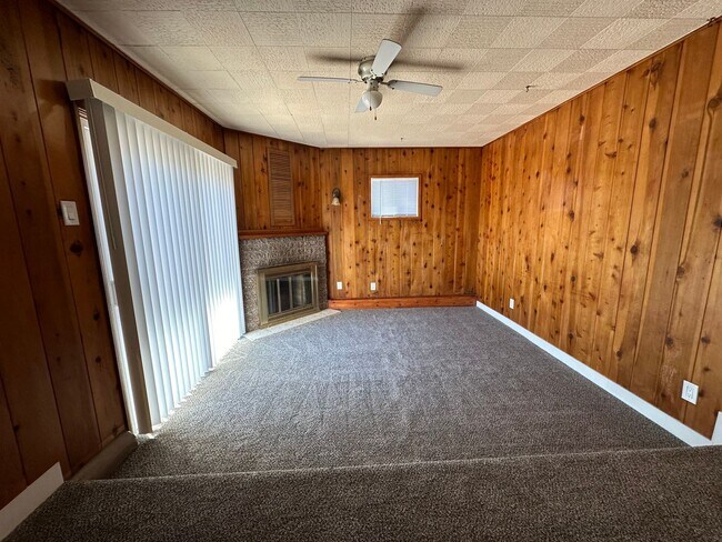 Building Photo - Beautiful remodeled 3 bedroom 1.5 bath hom...