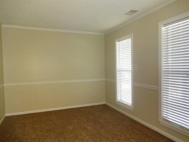 Building Photo - 10 Bonnie Woods Drive
