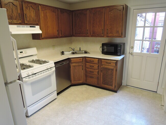 Spacious Kitchen With Ample Cabinets - 48 1/2 W King St