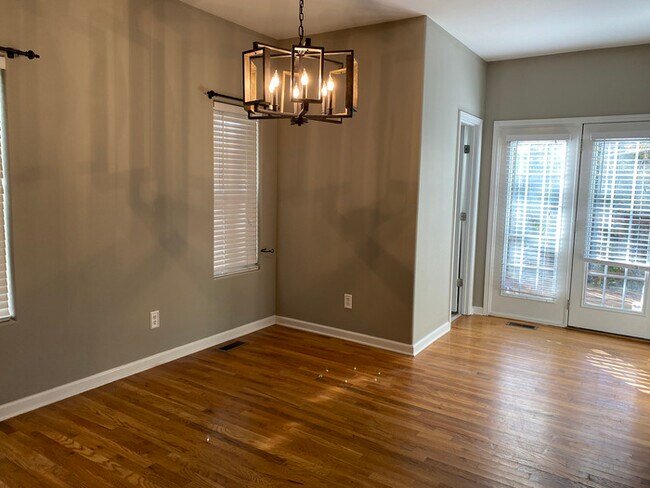 Foto del edificio - Ridge Crest subdivision home with fenced y...