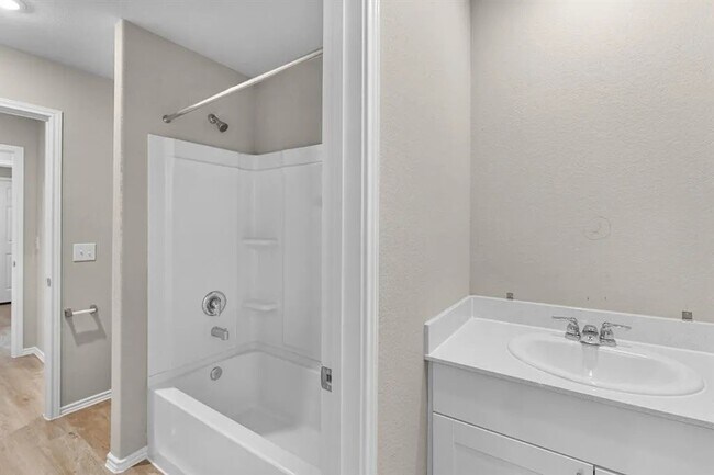 Foto del edificio - 8213 Red Spruce St