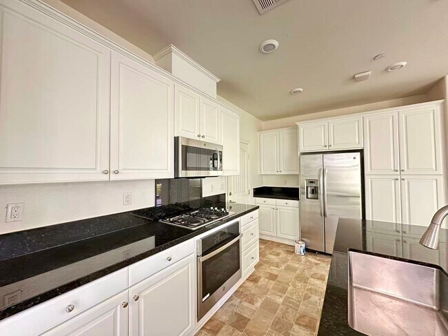 Foto del edificio - 4 BEDROOM HOME FOR LEASING IN Chino