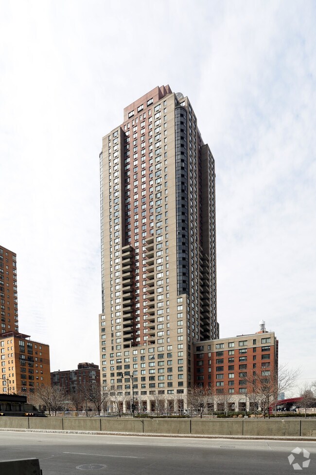 Building Photo - The Soundings Condo