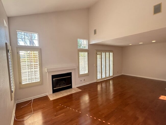 Building Photo - Conveniently located home in Irvine