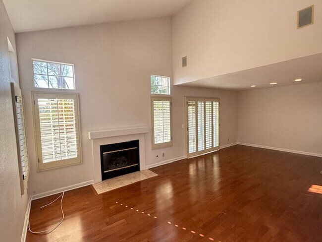 Foto del edificio - Conveniently located home in Irvine