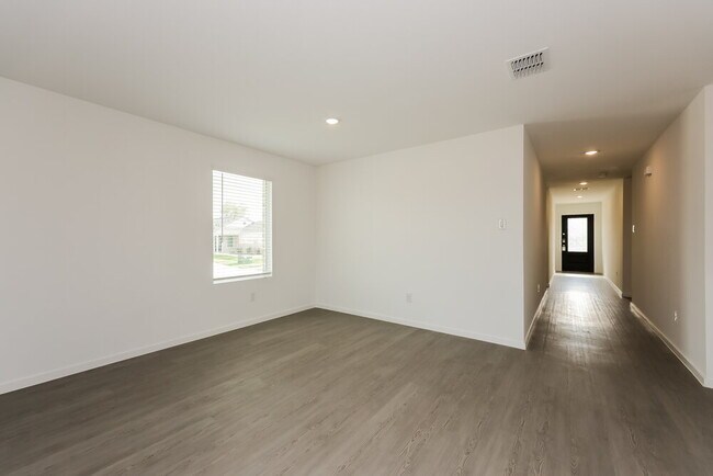 Foto del edificio - 100 Wild Rose Dr