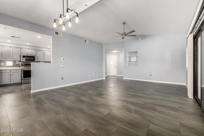 Foto del edificio - 9555 E Raintree Dr
