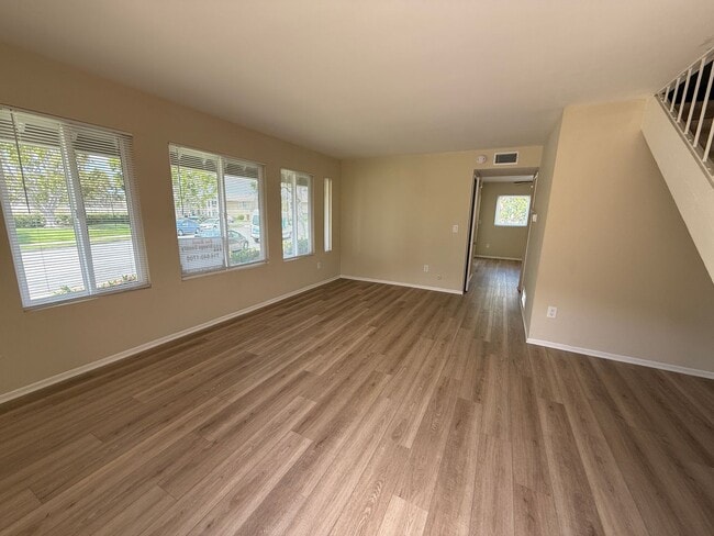 Building Photo - $1000 OFF FIRST MONTH'S RENT! Walnut Squar...