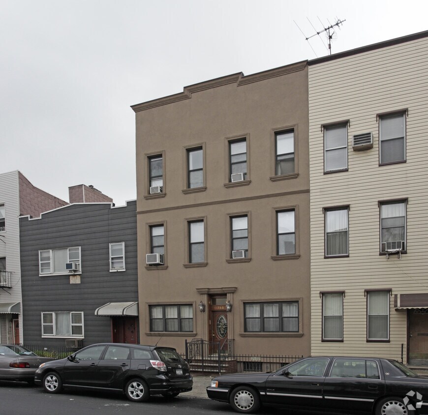 Primary Photo - 760 Metropolitan Ave